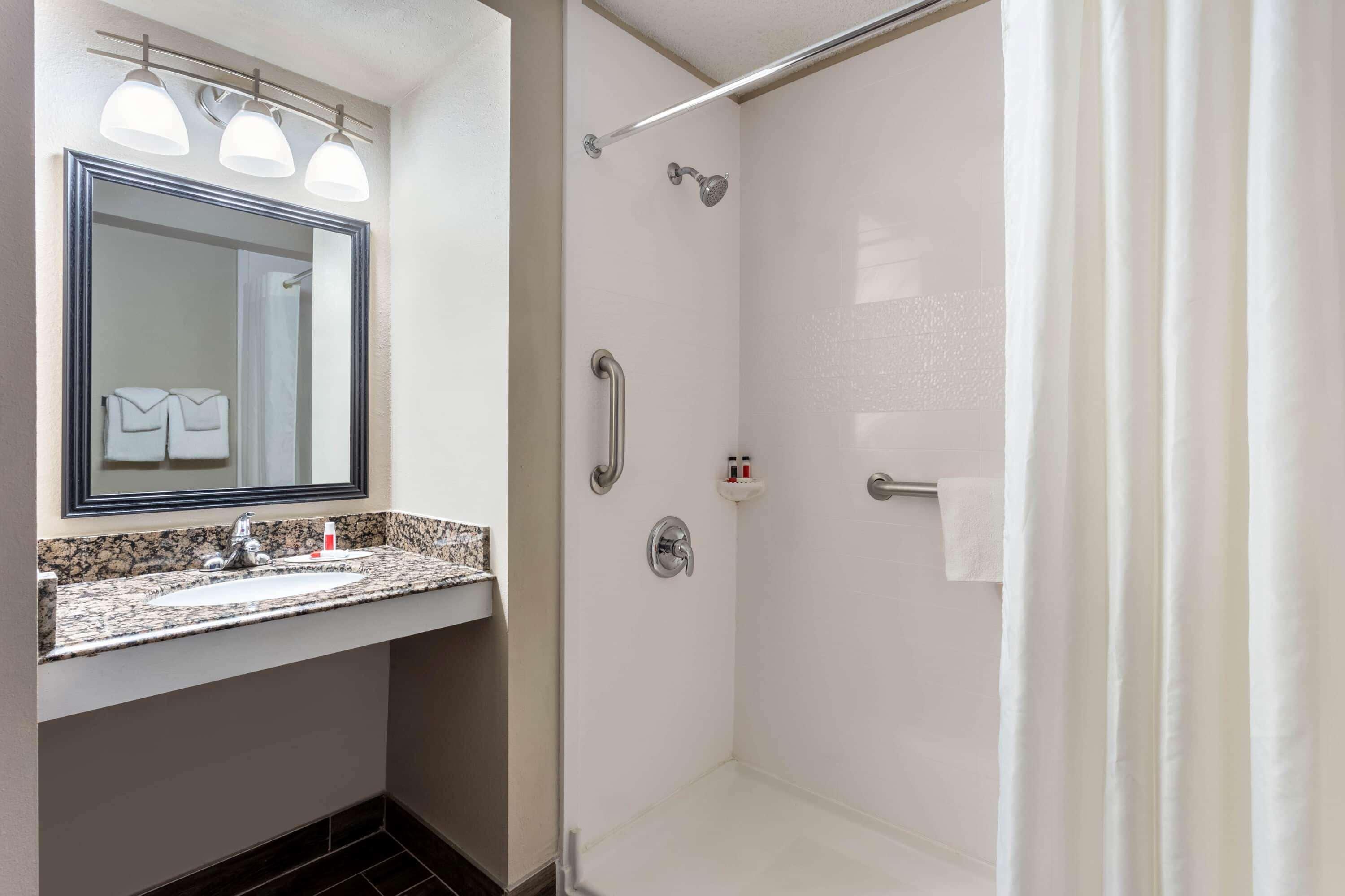 Baymont By Wyndham Rochester Mayo Clinic Area Экстерьер фото
